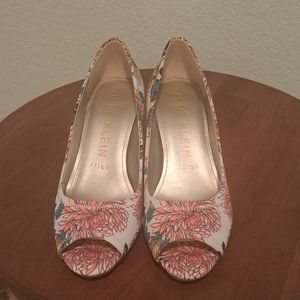 Floral print peep toe pumps